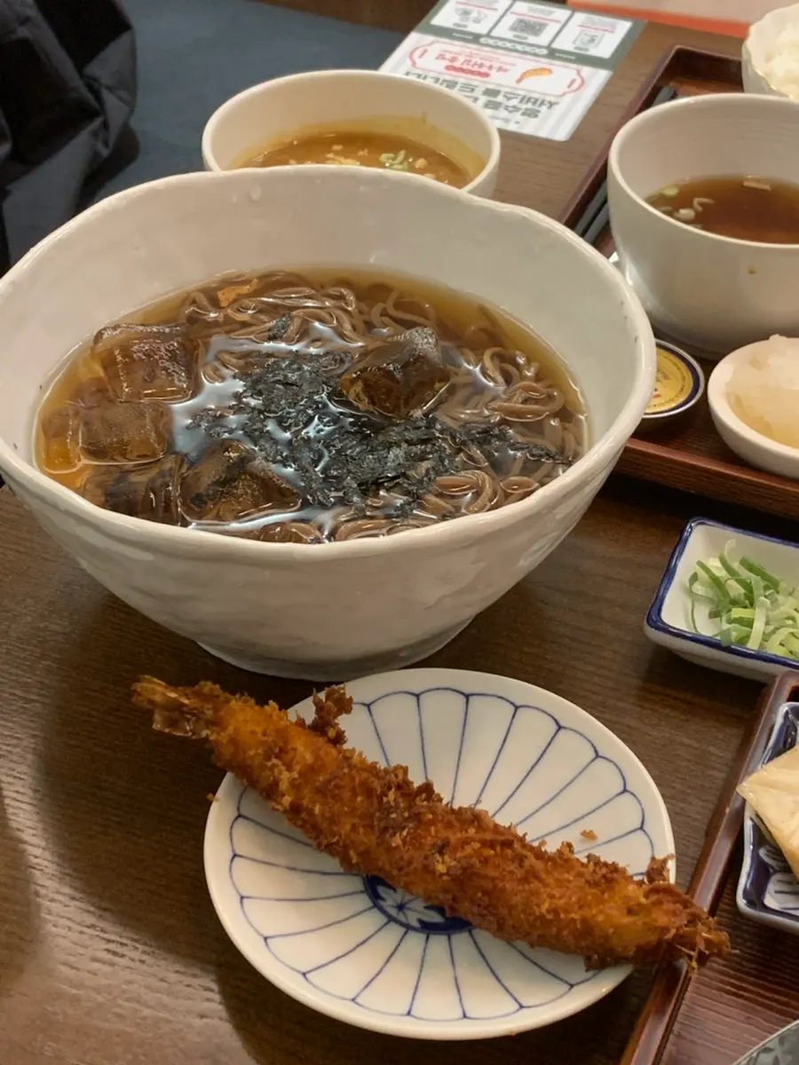 규카츠와 스테끼를 함께 놓은 테이블