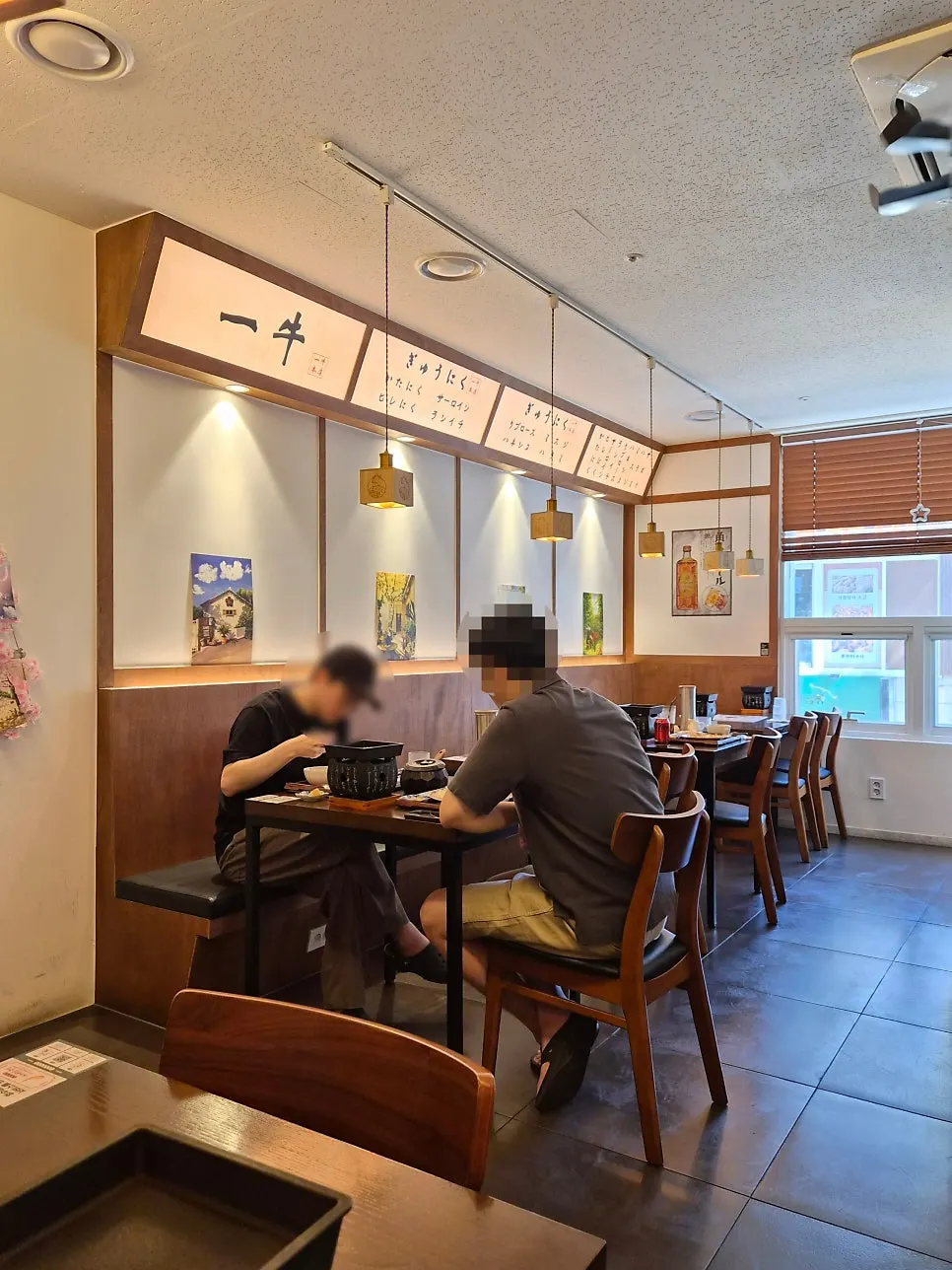 Clean dining hall at Ichigyu Balsan Station Branch