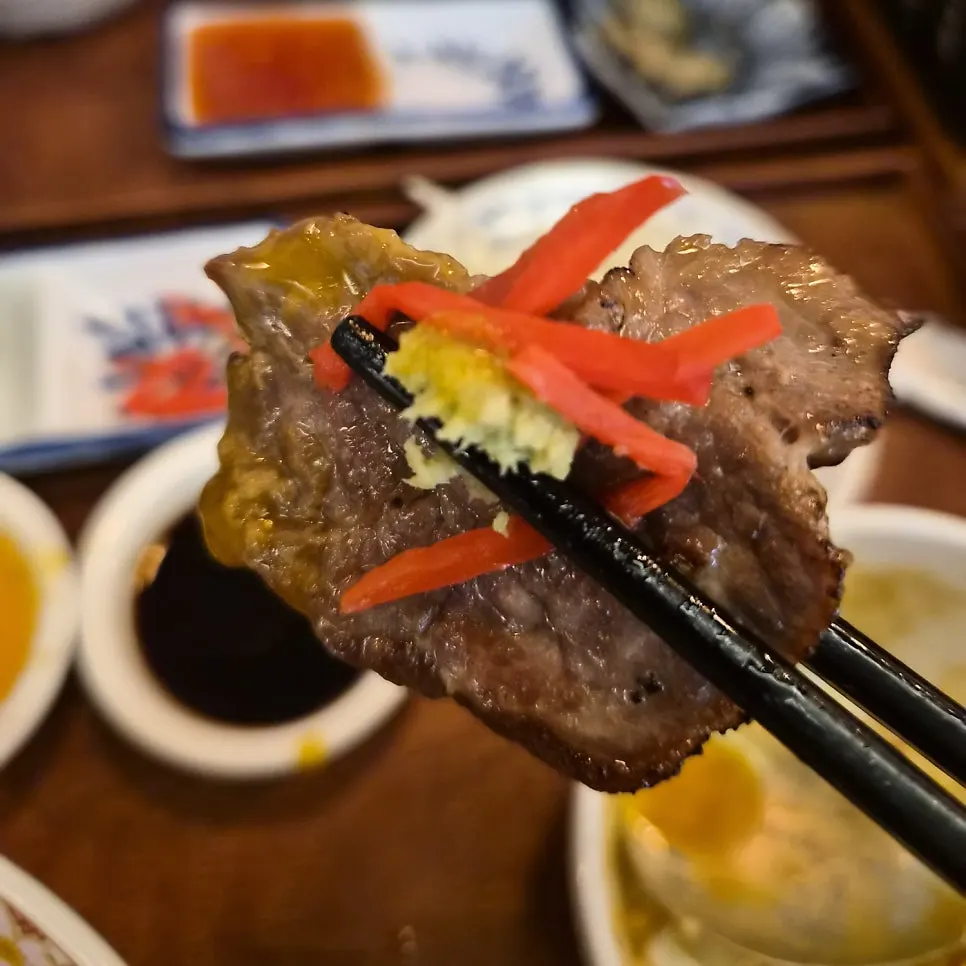 Steki-don served with egg yolk