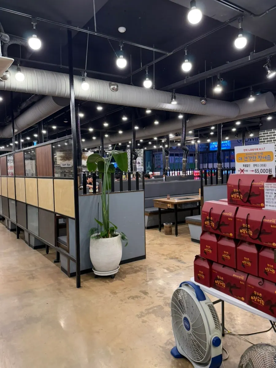 Interior of the 2nd-floor Jangsuchon Pungcheon Eel restaurant