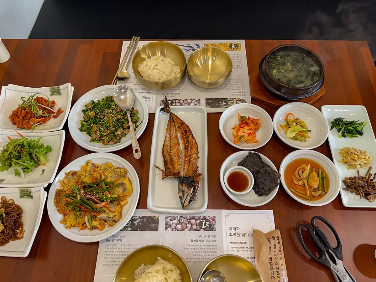 Fully laid out hansang-gadeuk hanjeongsik set for two