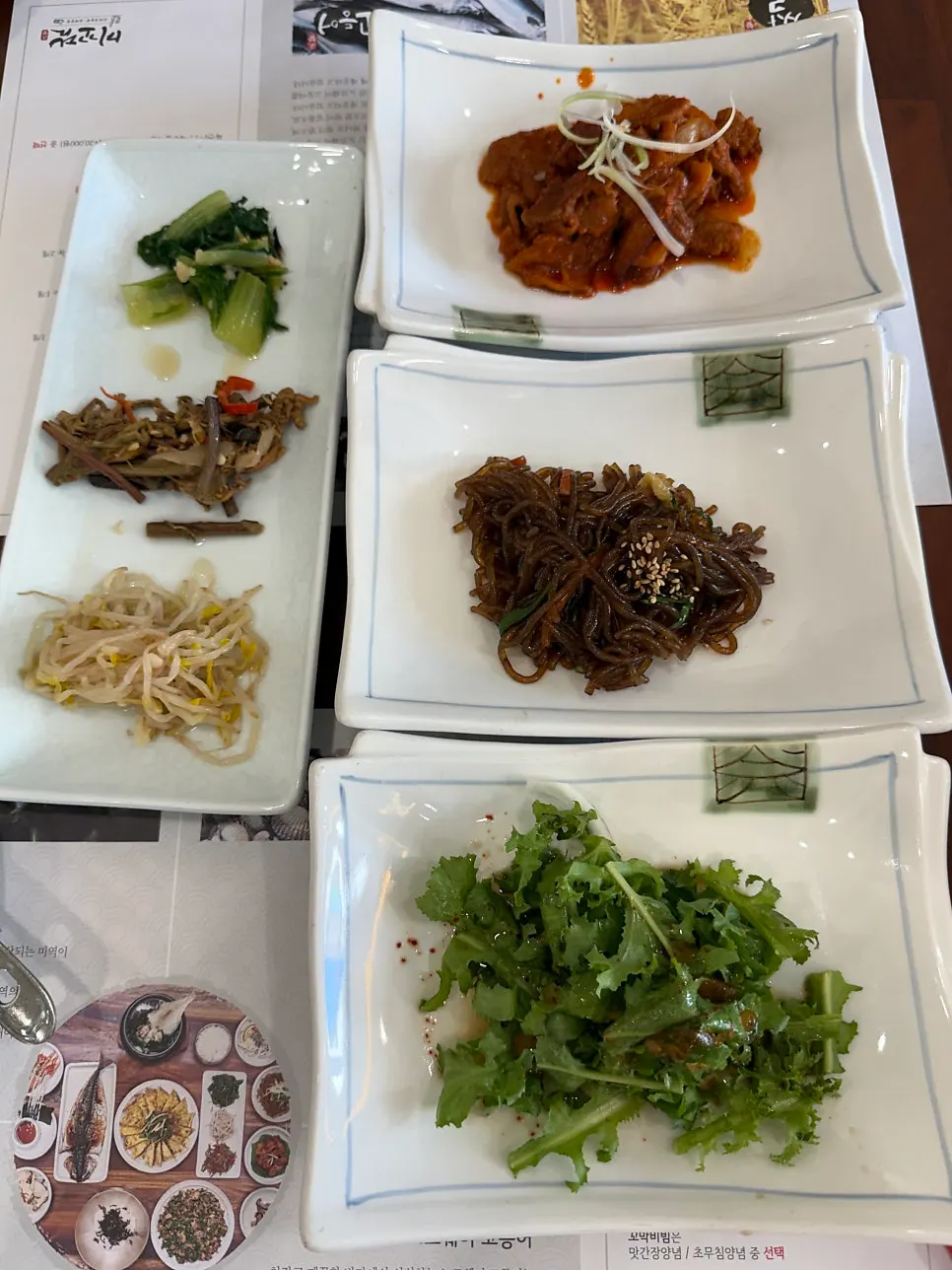 포장된 수저와 반찬 세팅