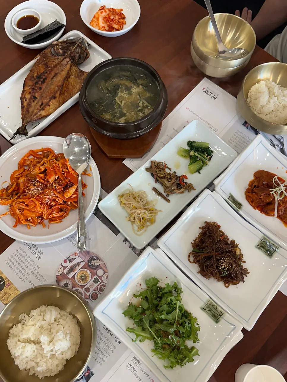 푸짐하게 차려진 한정식 한 상