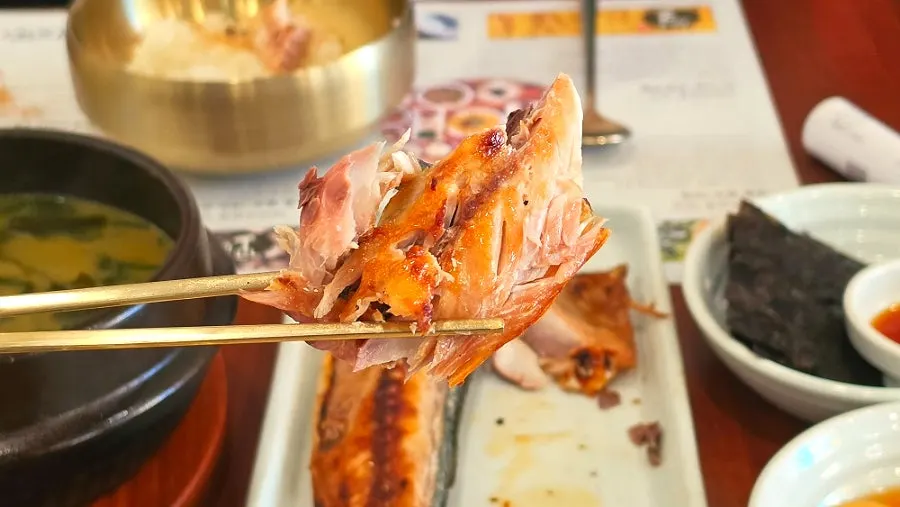 미역국과 밥이 놓인 상차림