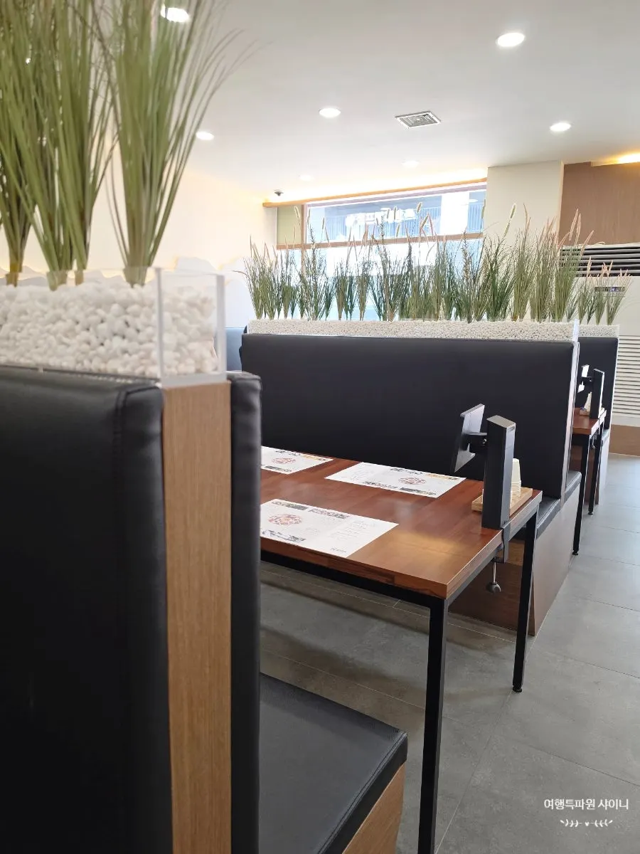Side dishes and table setting at Mikodam Magok-Balsan Branch