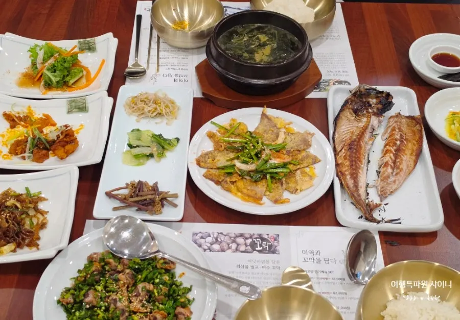 Table of neat side dishes and rice for the set meal