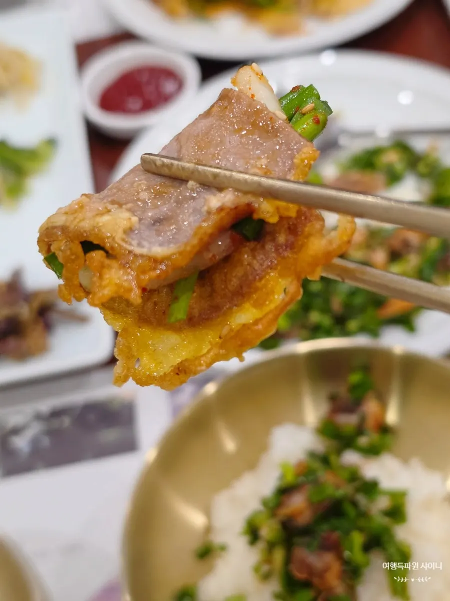 Scene of enjoying beef jeon together with side dishes