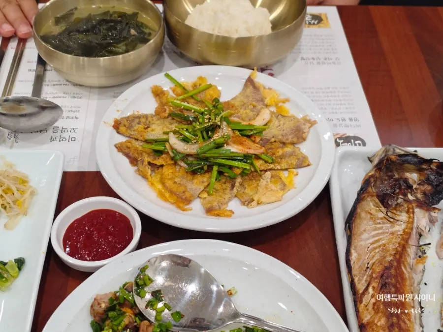 A meal with grilled mackerel and white rice