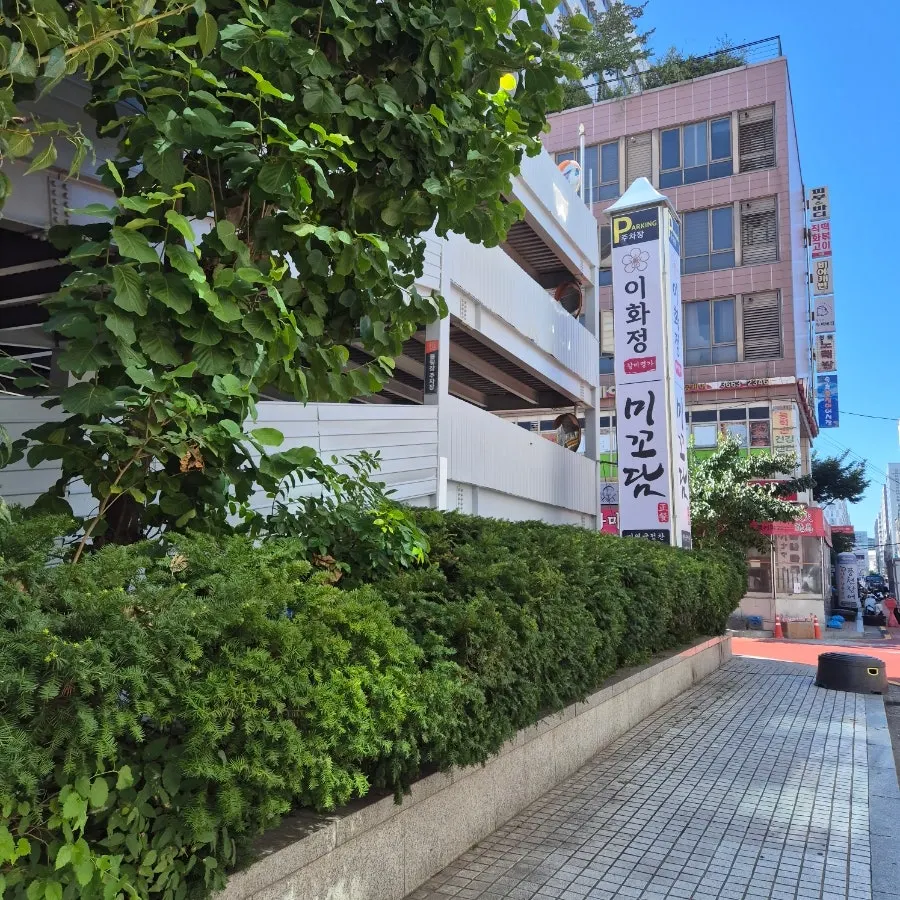 Entrance to the parking tower next to Mikodam