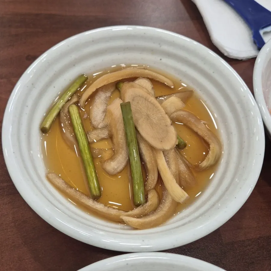 Geotjeori and jangajji side dishes