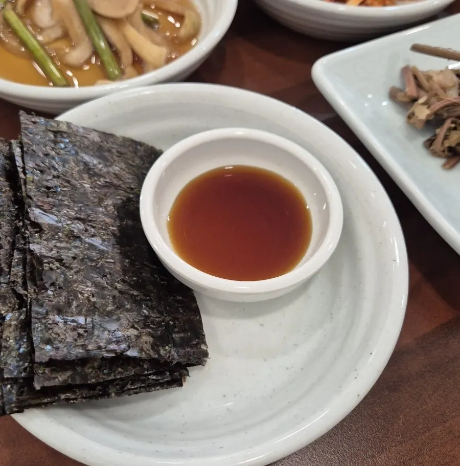 Grilled seaweed and salad side dishes