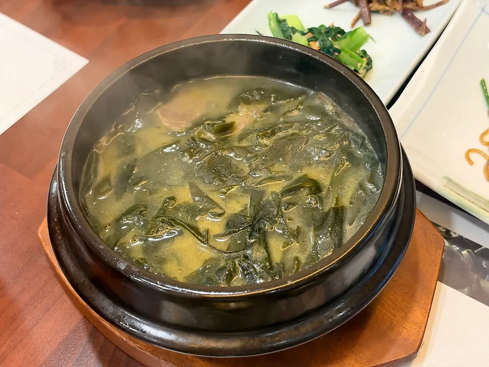 음식이 가득 차려져 꽉 찬 3인 테이블