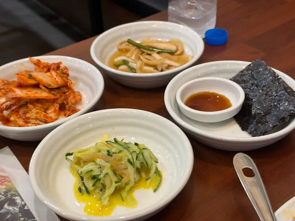 꼬막을 올려 먹는 밥 한 그릇