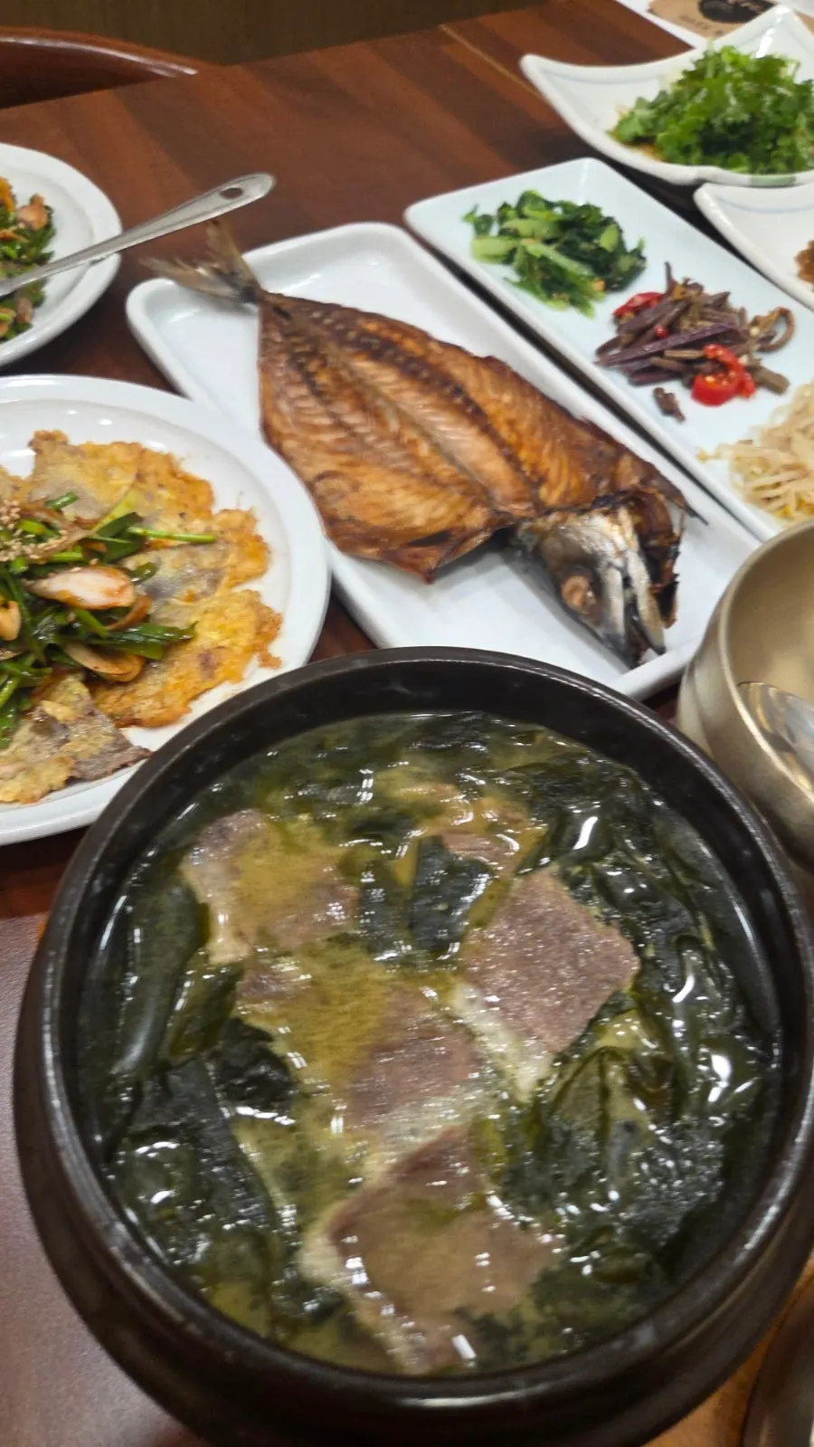 얇게 부쳐낸 소고기 육전 클로즈업