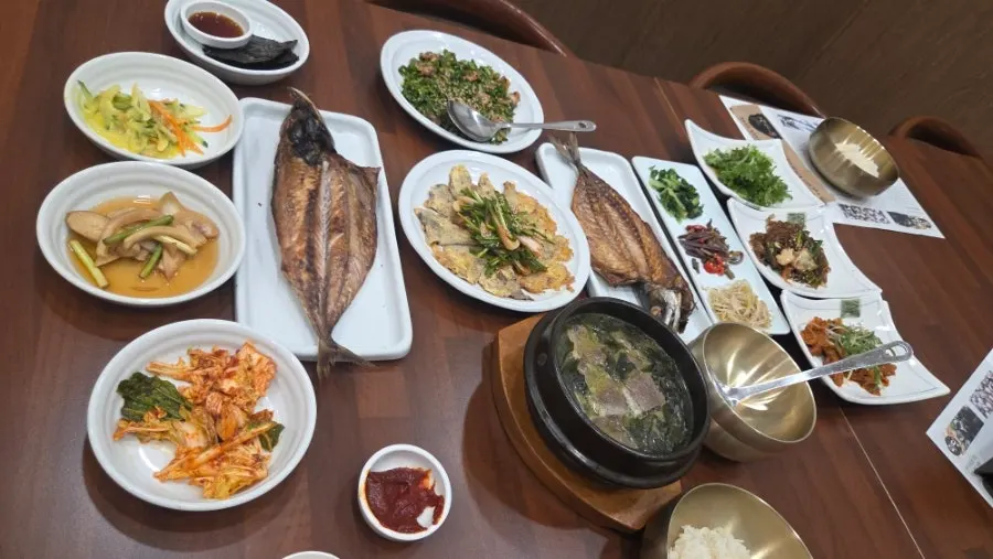 밥에 비벼 먹는 꼬막비빔 한 그릇