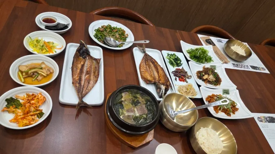 추가 주문한 고등어구이 두 마리
