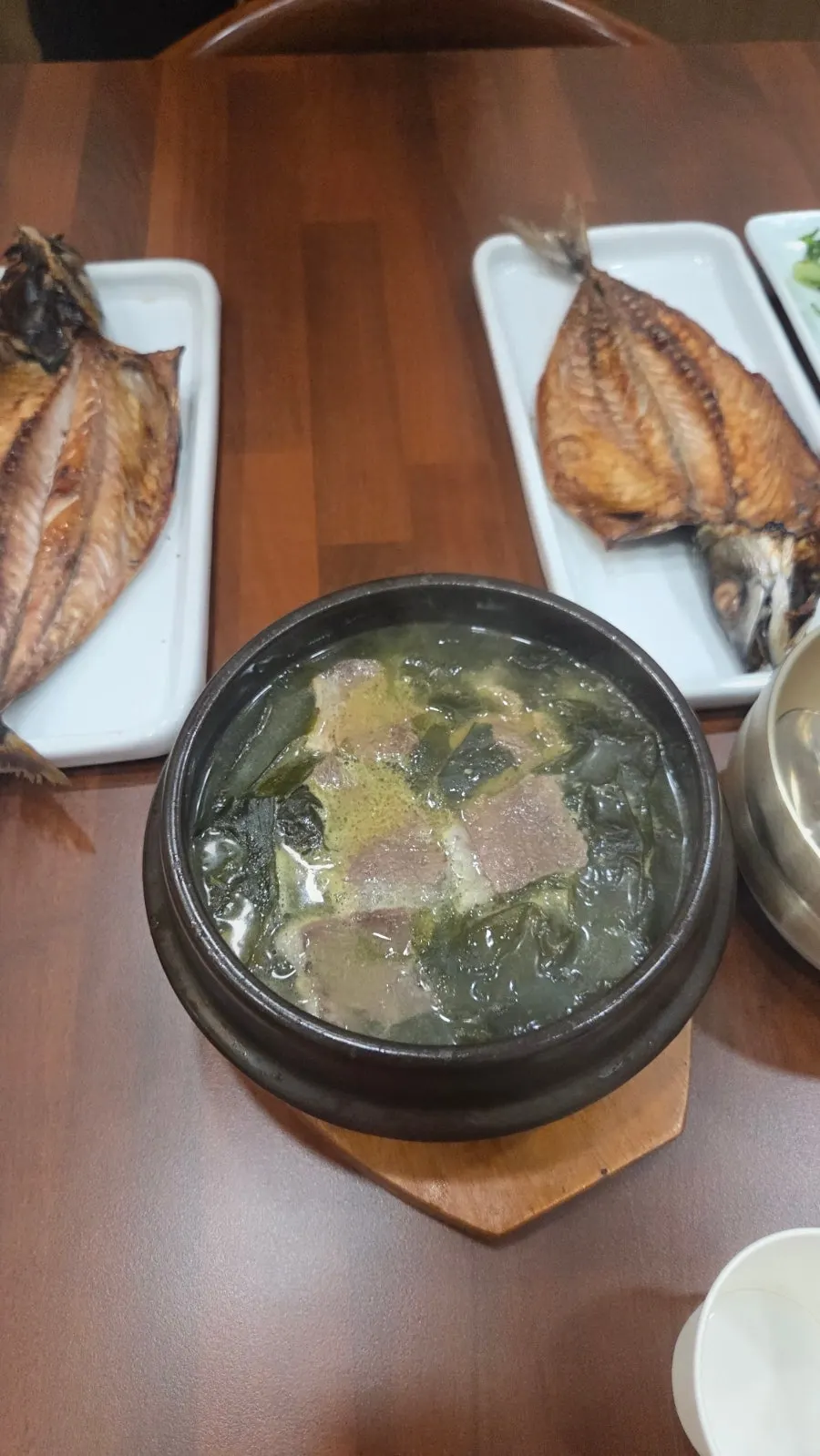 겉이 바삭하게 구워진 고등어구이
