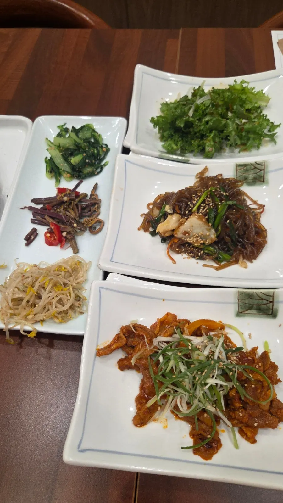 미꼬담 기본 반찬 여러 접시 구성