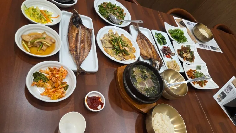 김치와 나물, 절임 반찬이 깔린 상