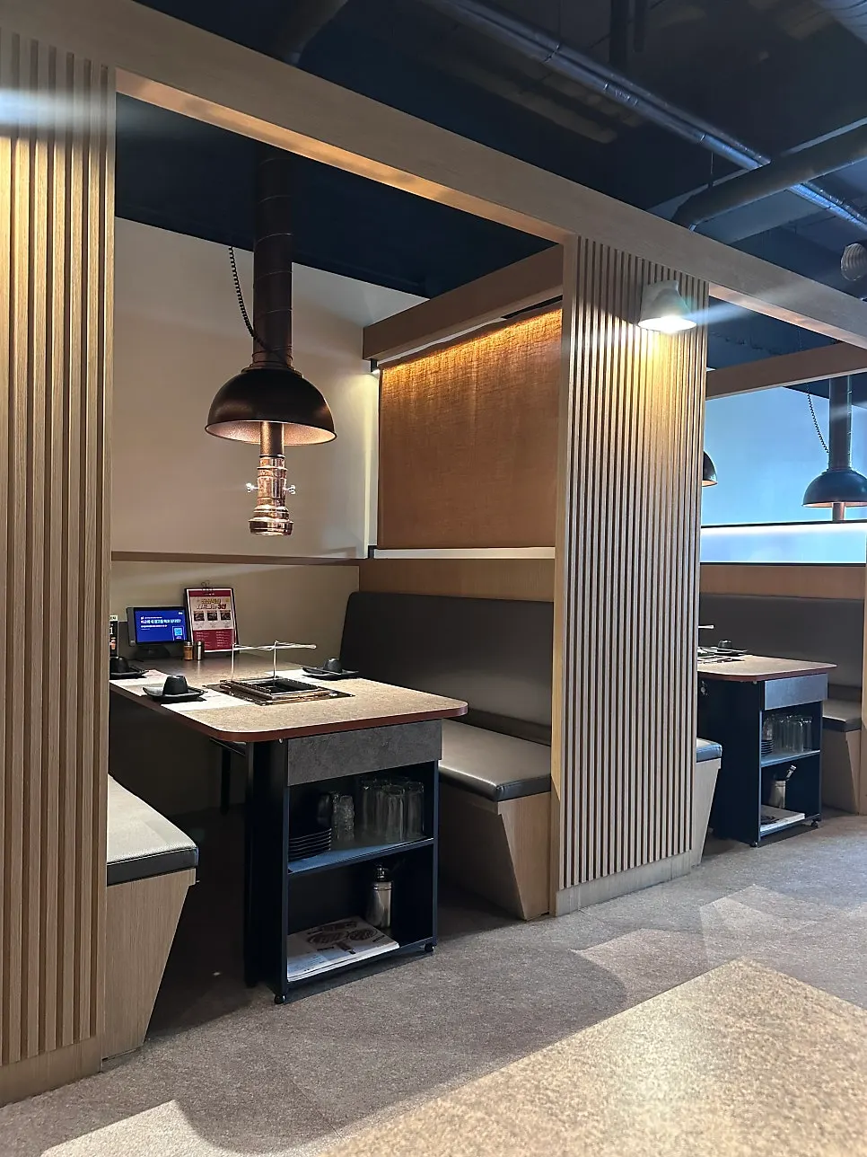 Lamb skewer table seating with partitions