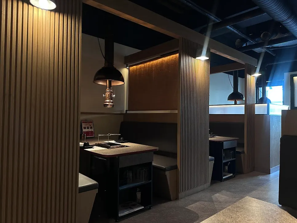 Clean lamb skewer restaurant space near Balsan Station