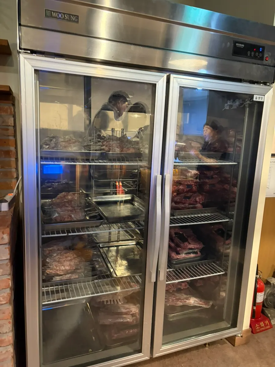 Pre-grilled lamb placed on the tabletop grill