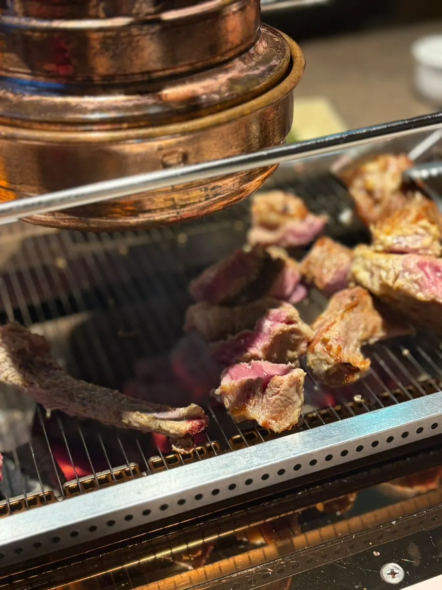 Staff-grilled lamb chops with basic sauces
