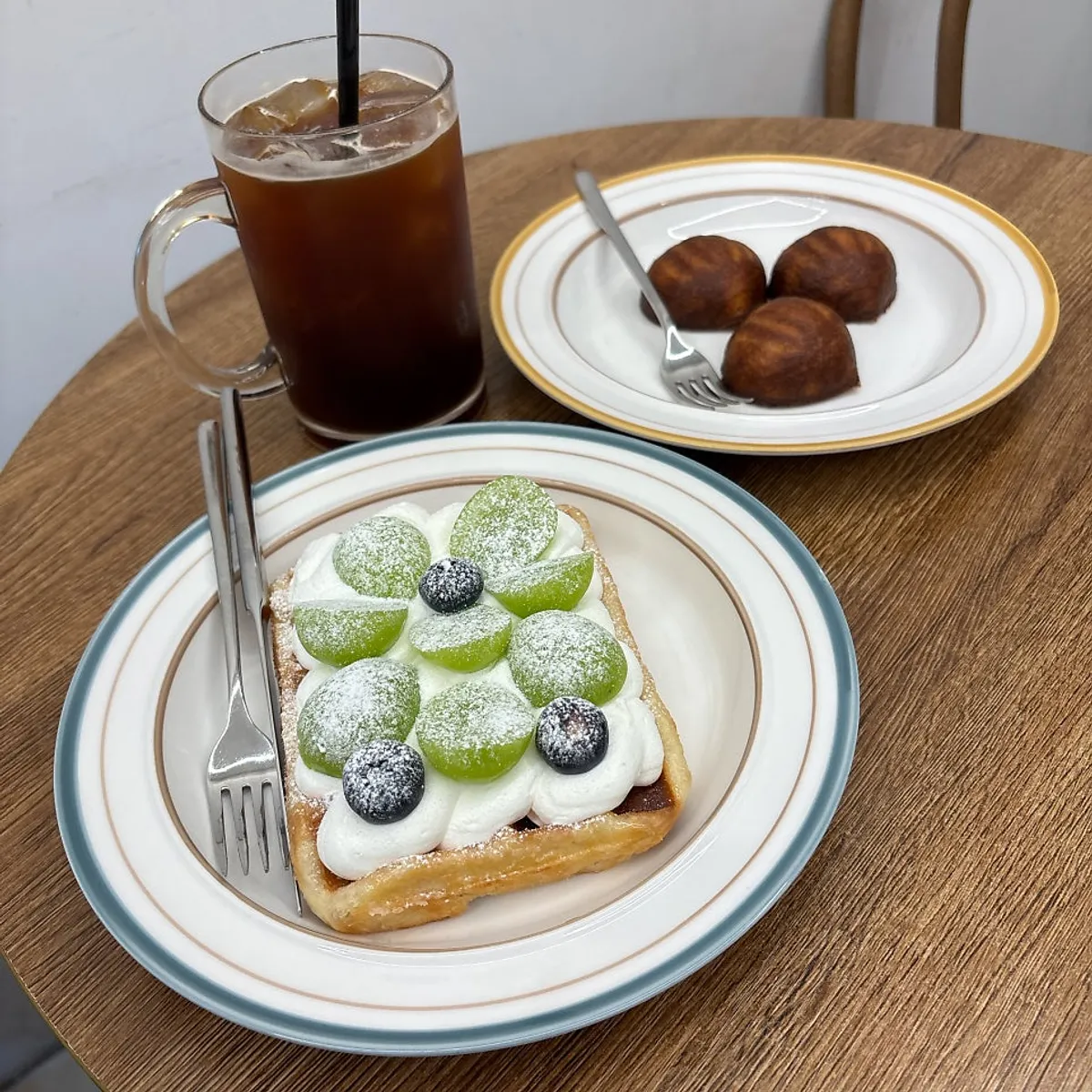 The Sweetree's shine muscat waffle dessert