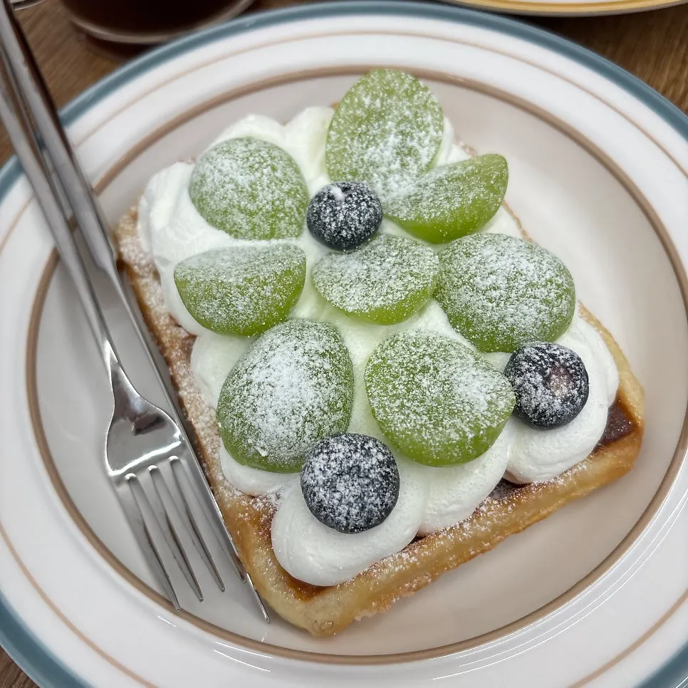 Waffle topped with shine muscat grapes and blueberries