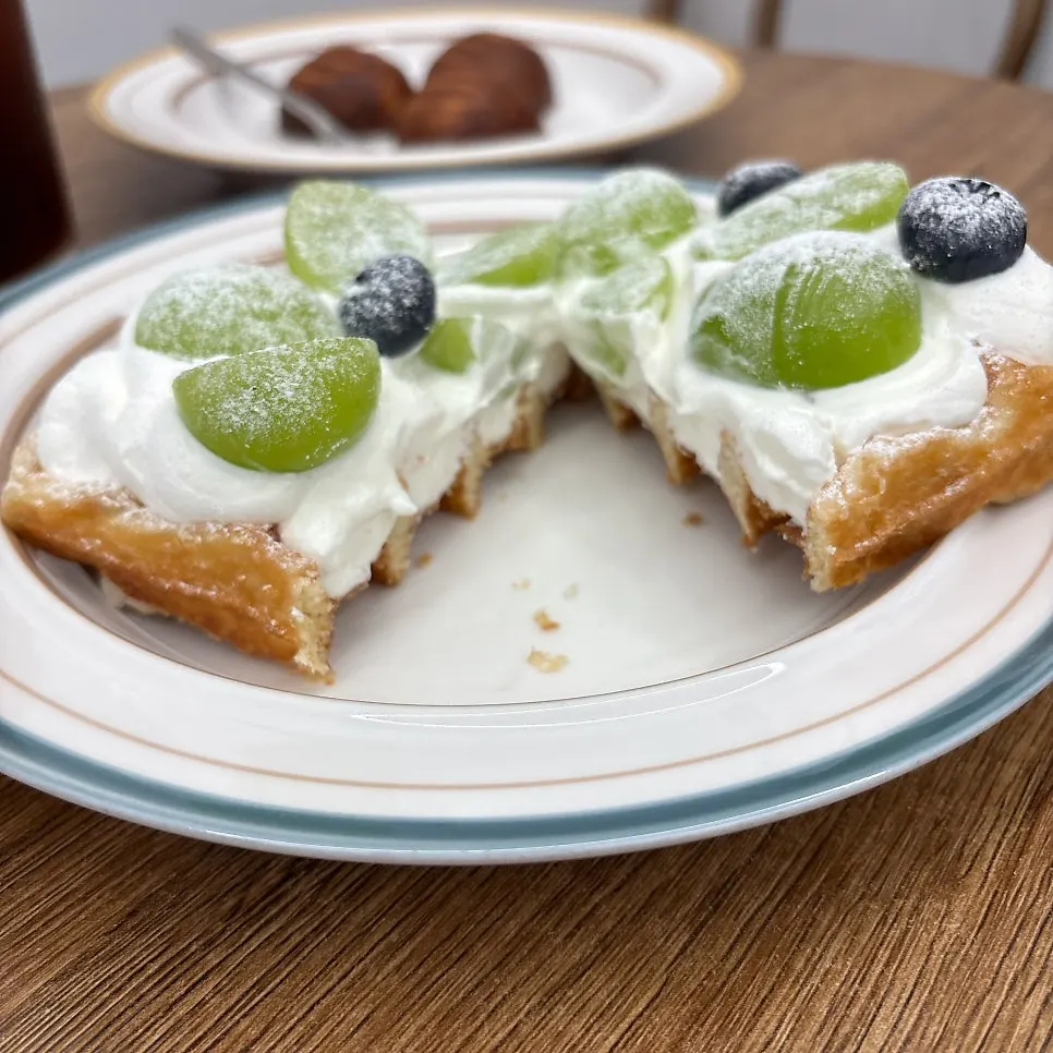 Cross-section of the sliced shine muscat waffle