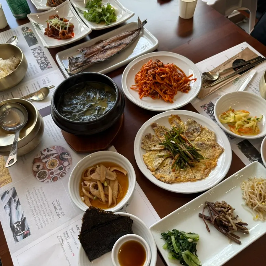 푸짐하게 차려진 한정식 한상