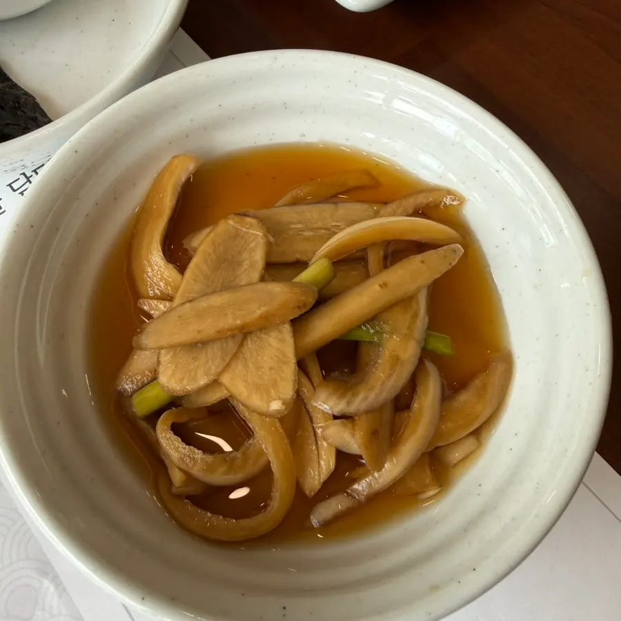 김치와 생선을 포함한 한정식 반찬