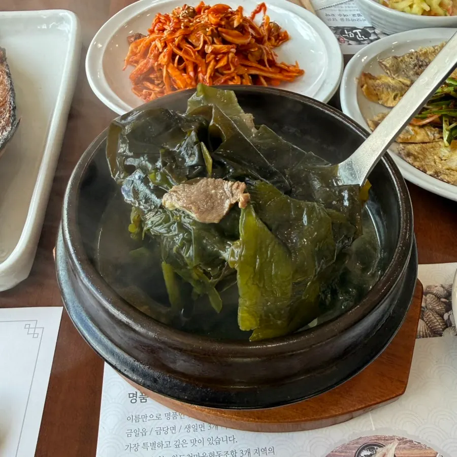 진한 국물의 소고기미역국