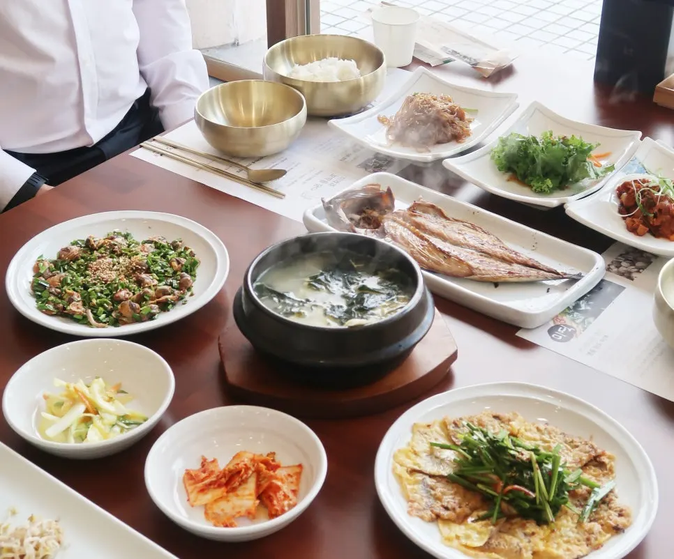 반찬이 가득 깔린 2인 세트 상차림