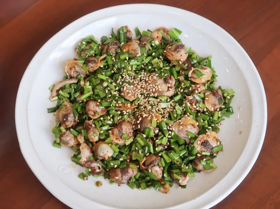 맛간장으로 무친 꼬막무침