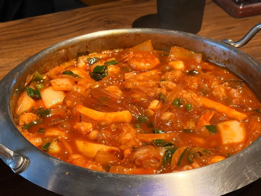 낙지 대창 새우가 올라간 낙곱새 한 판
