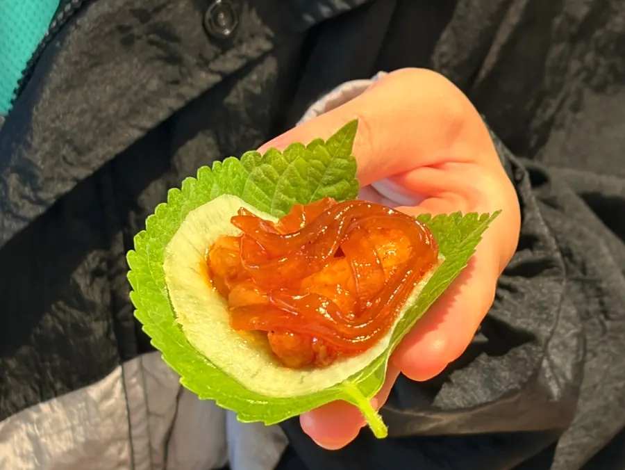 깻잎에 낙곱새를 올린 쌈