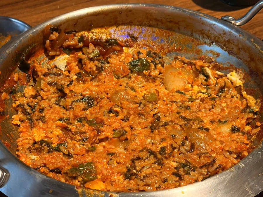 직원이 철판에 계란을 풀어 볶는 모습