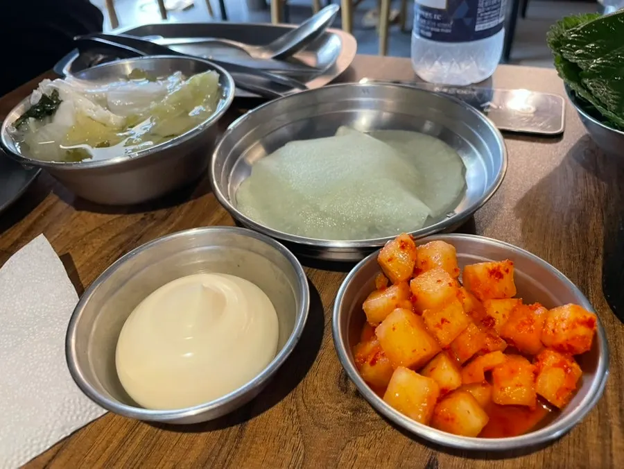 Basic side dishes served with nakgopsae