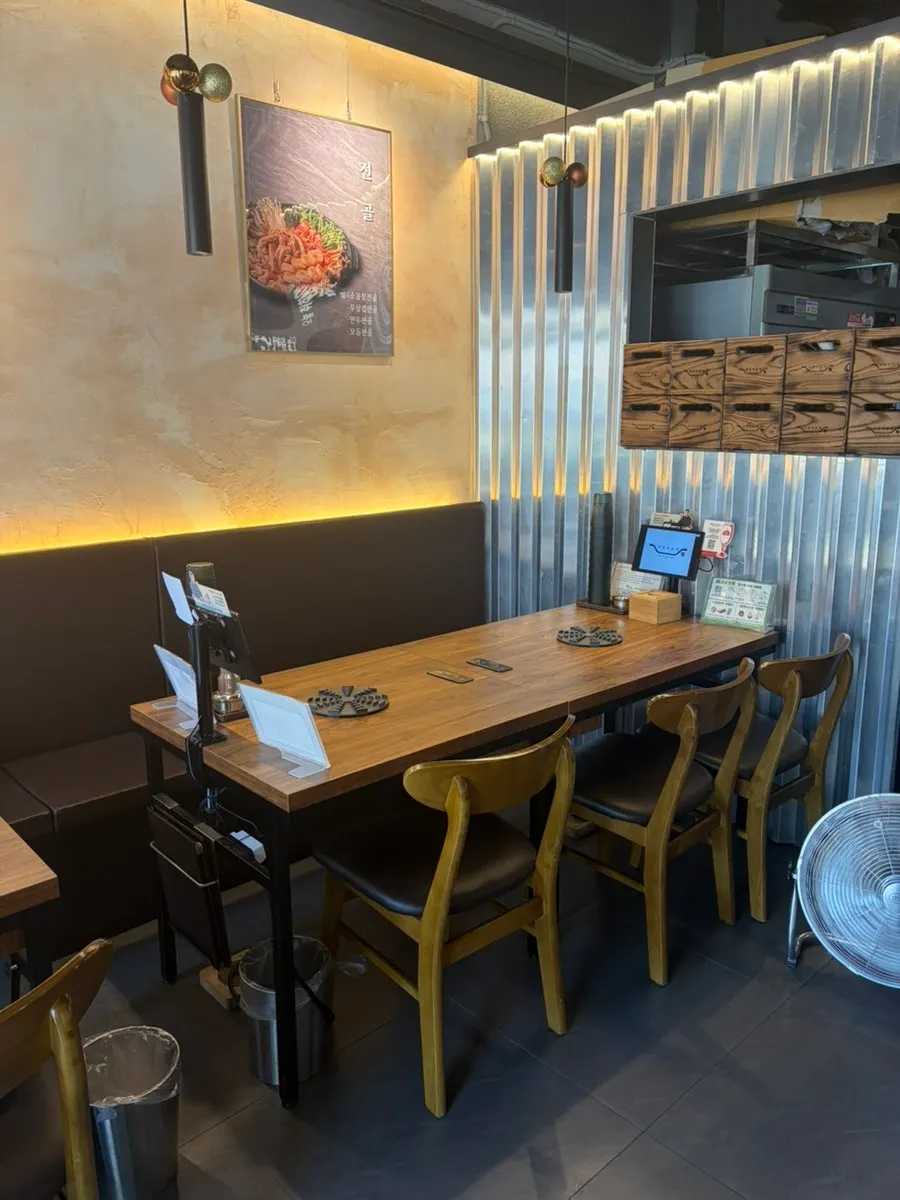 Tables and seating at Gungmin Nakgopsae Gangseo Branch