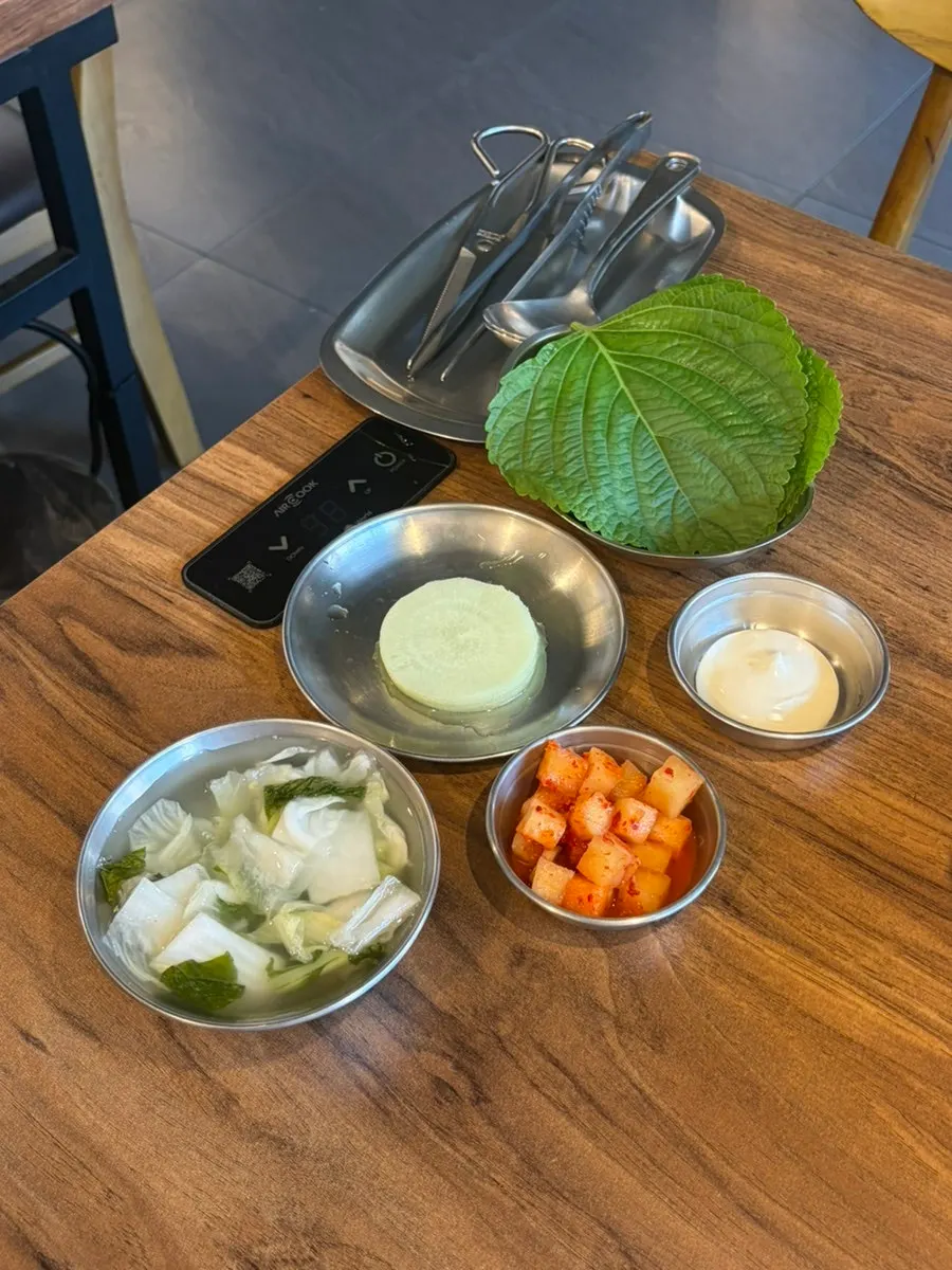 Basic side dishes: perilla leaves, radish wrap, mayonnaise, diced radish kimchi, white kimchi