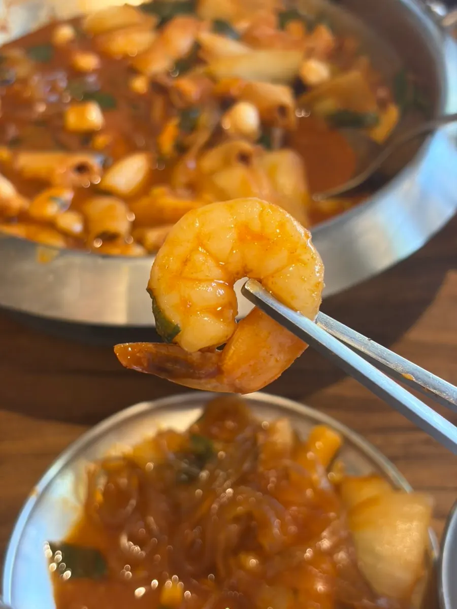 Simmering beef tripe nakgopsae with rice cakes