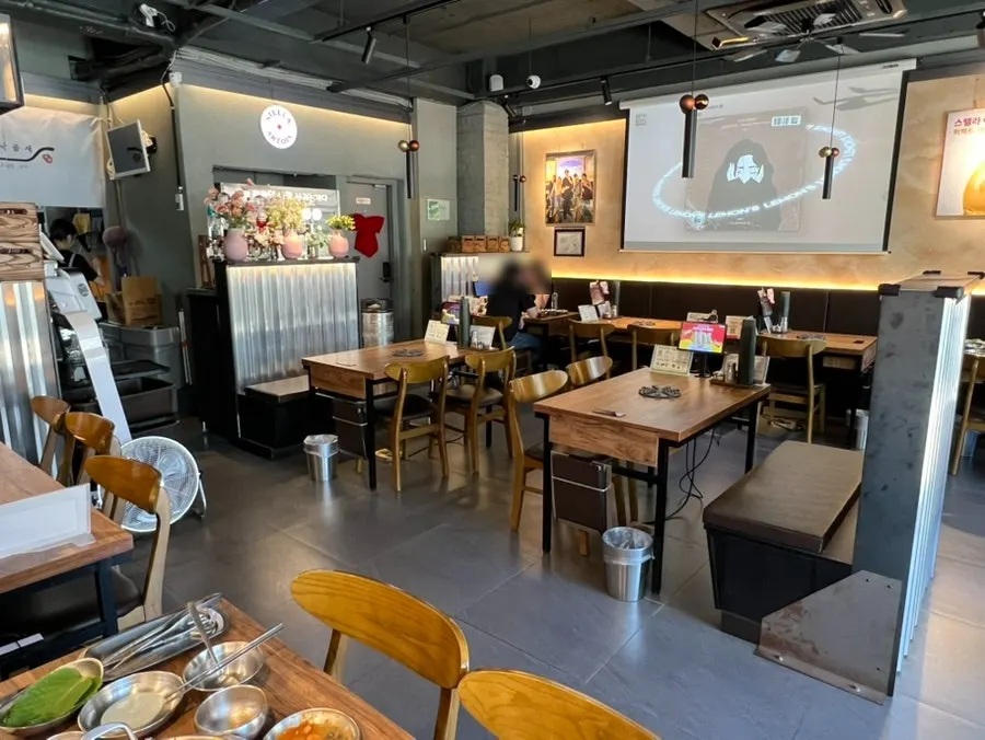 Restaurant location on the main road in Naebalsan-dong