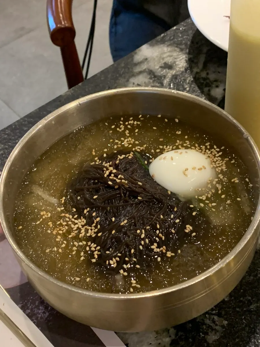 A piece of marinated rib topped with geotjeori
