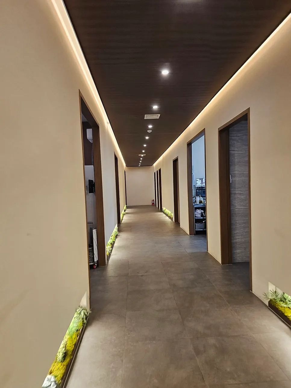Wide hallway leading to the dining tables