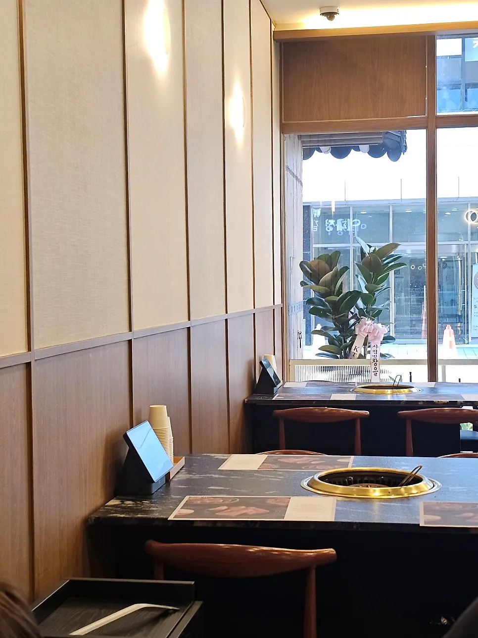 Spaciously arranged dining-hall tables and large windows