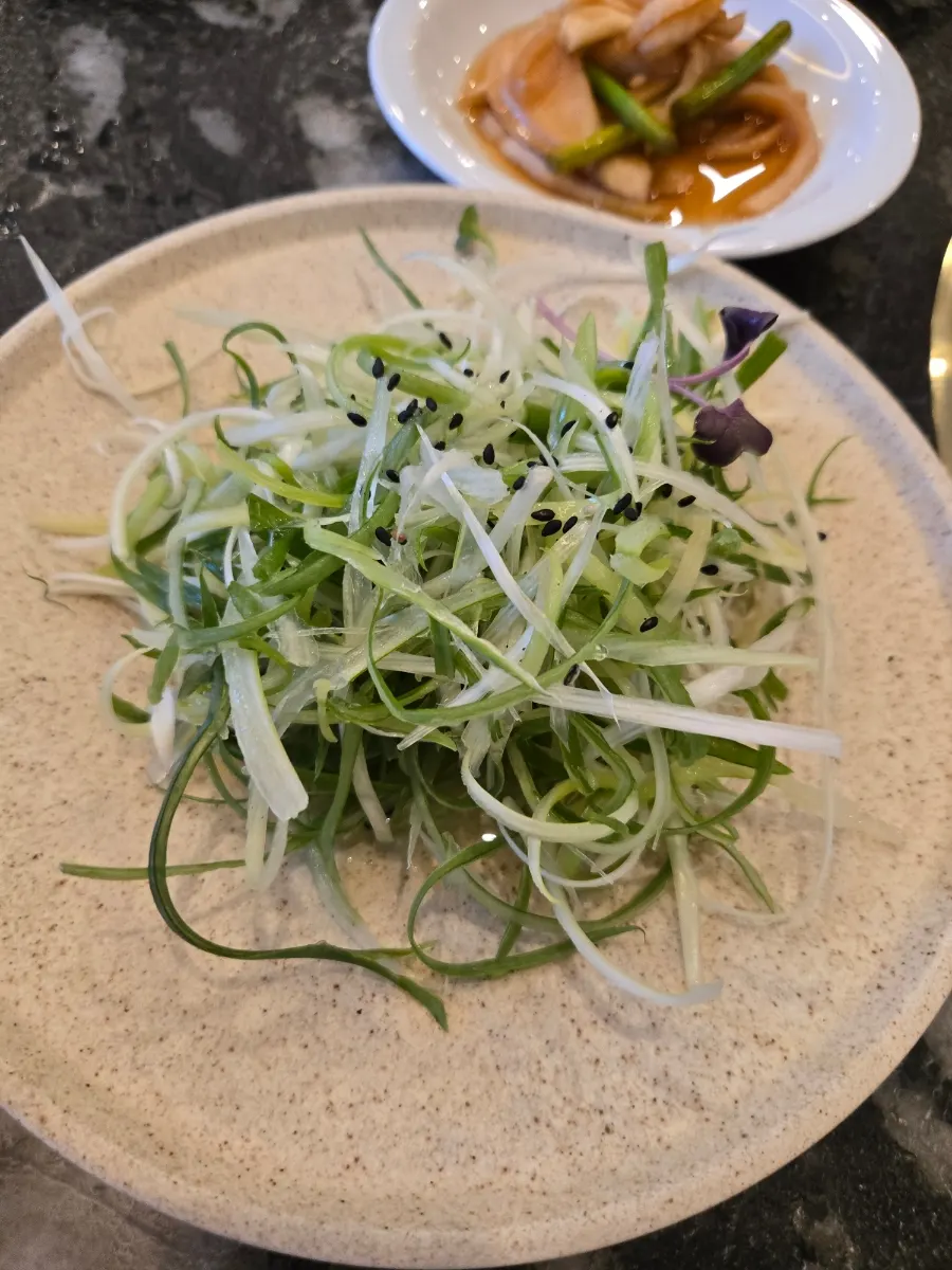 Pork ribs served with seasoned scallions