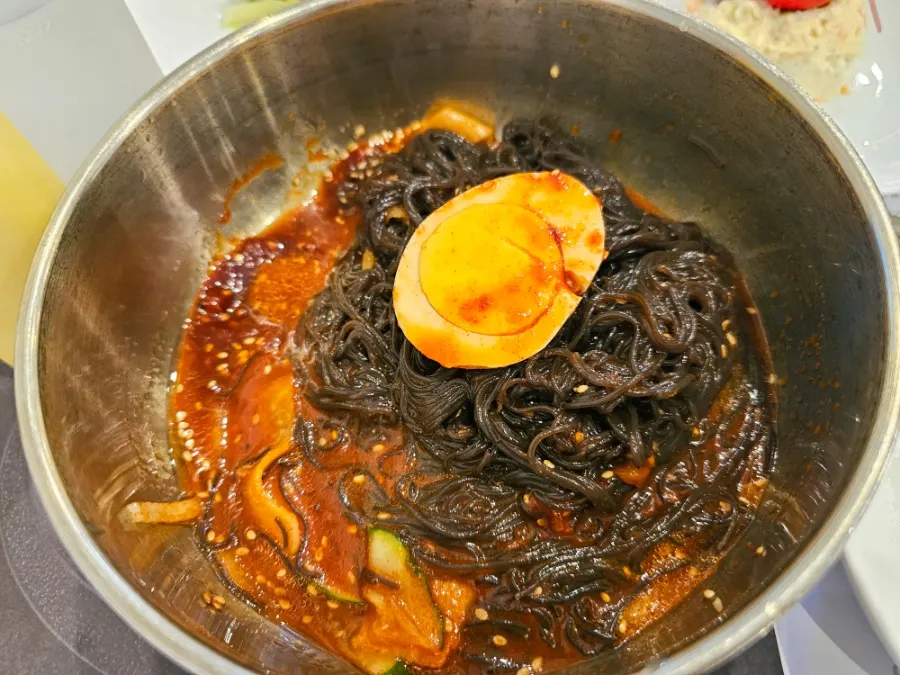 Pork ribs and bibim naengmyeon pairing