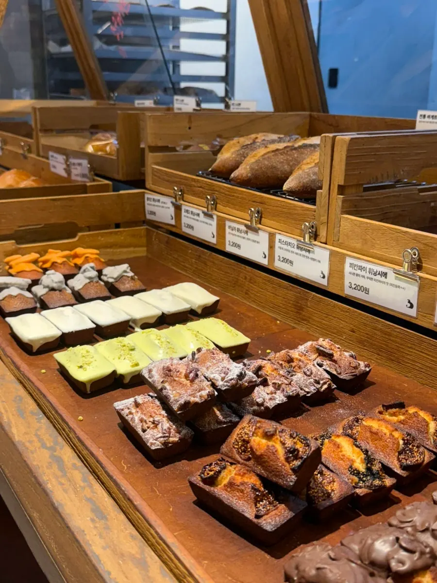 Full shot of both financier varieties set out