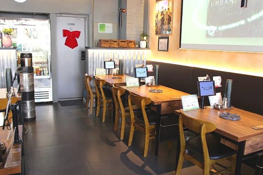 Không gian nhiều bàn bên trong Gungmin Nakgopsae Gangseo Branch